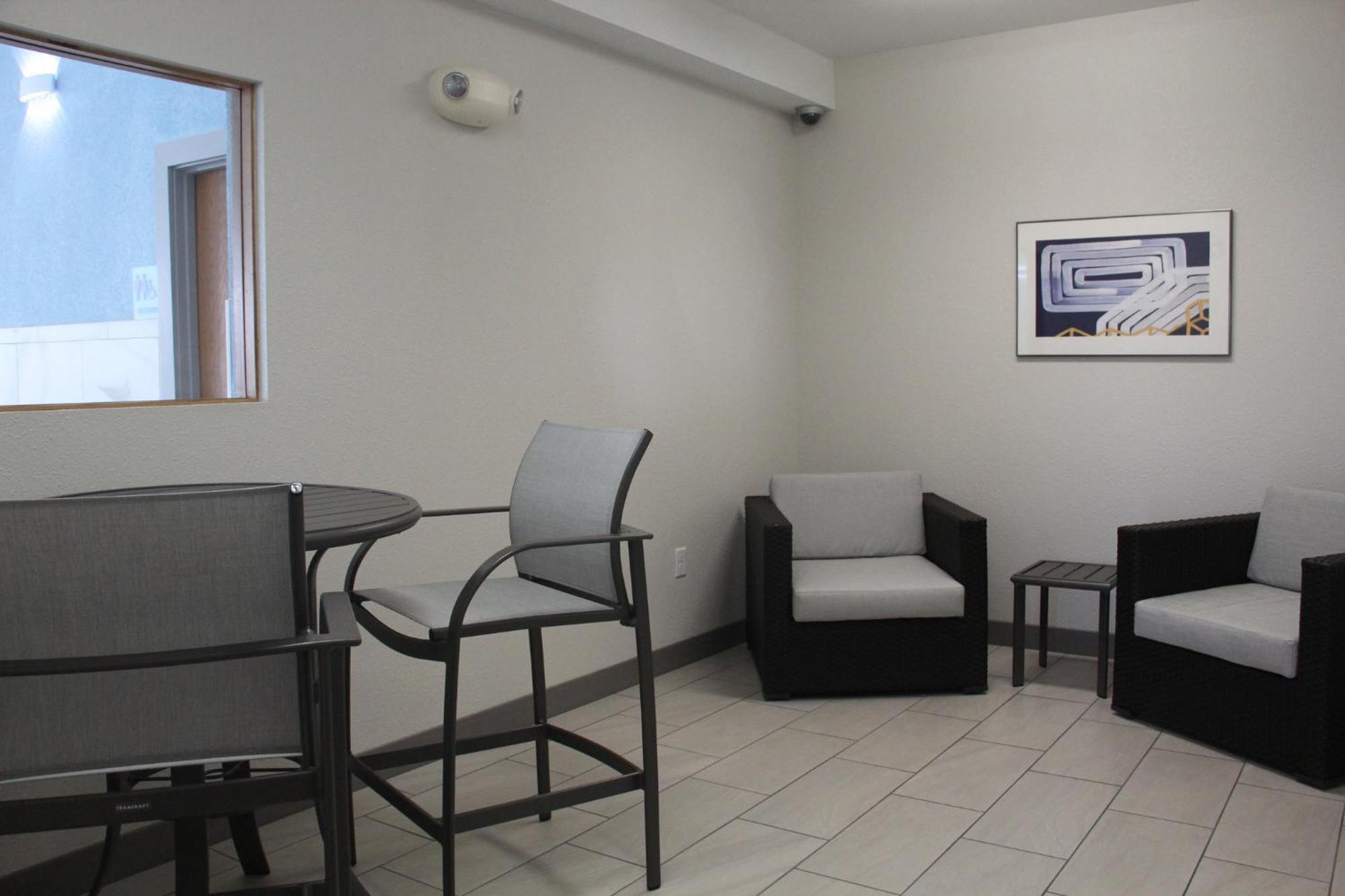 Holiday Inn Express Hotel & Suites Antigo By Ihg Bagian luar foto