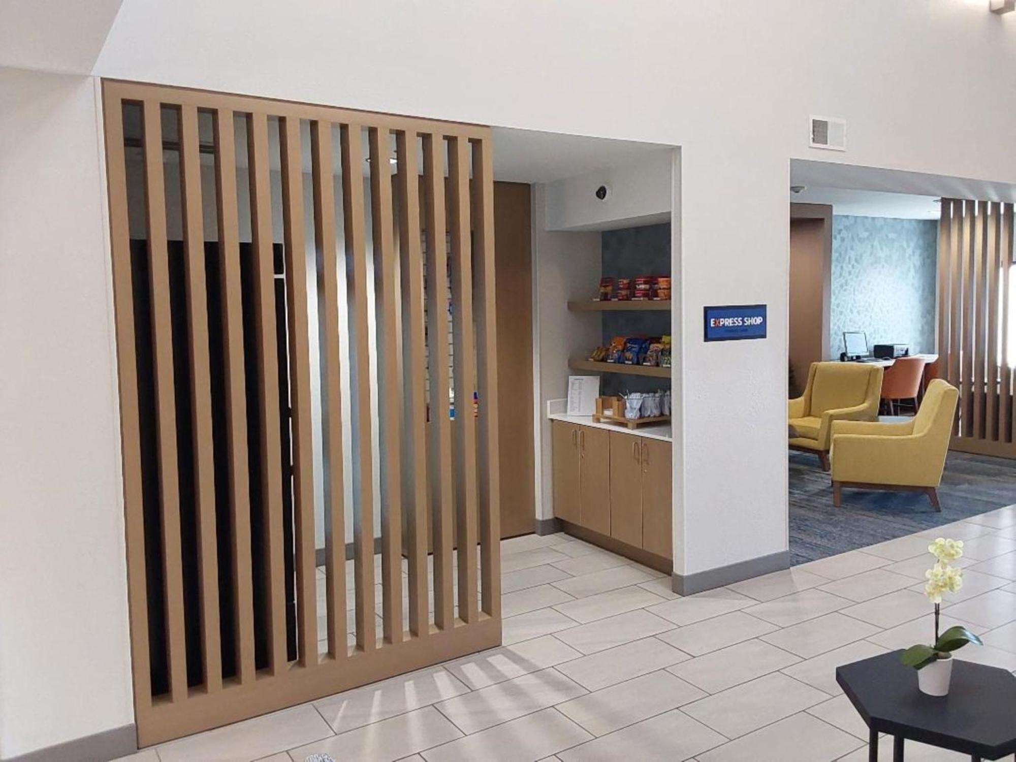 Holiday Inn Express Hotel & Suites Antigo By Ihg Bagian luar foto