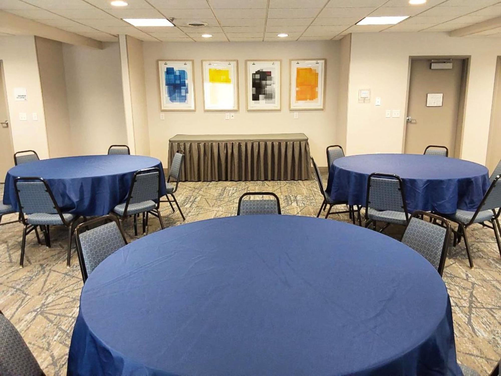 Holiday Inn Express Hotel & Suites Antigo By Ihg Bagian luar foto