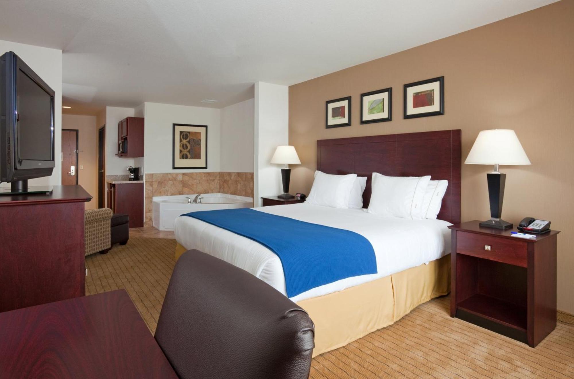 Holiday Inn Express Hotel & Suites Antigo By Ihg Bagian luar foto