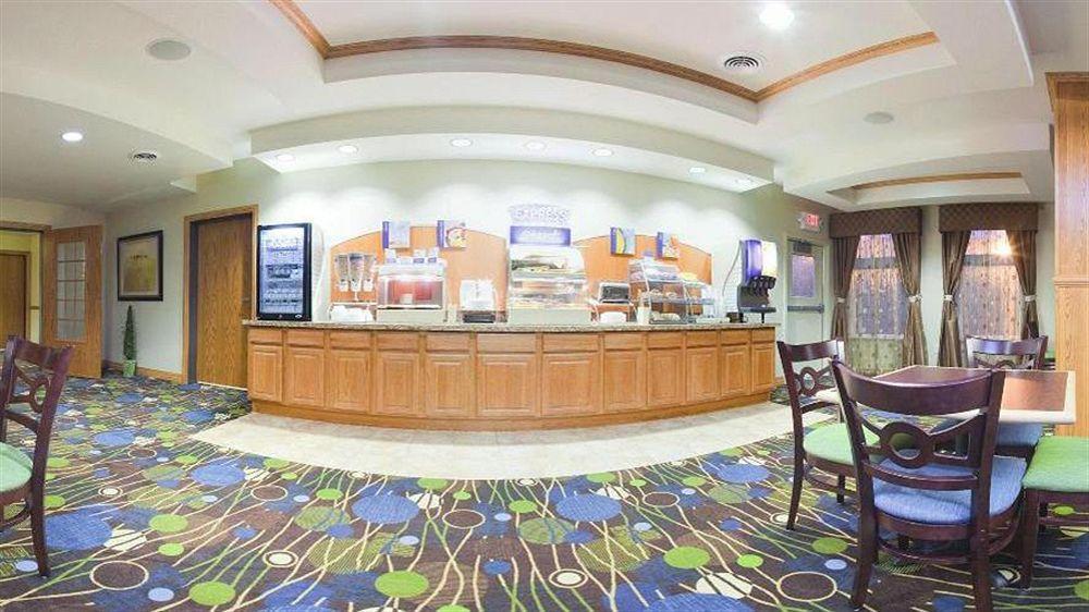 Holiday Inn Express Hotel & Suites Antigo By Ihg Bagian luar foto